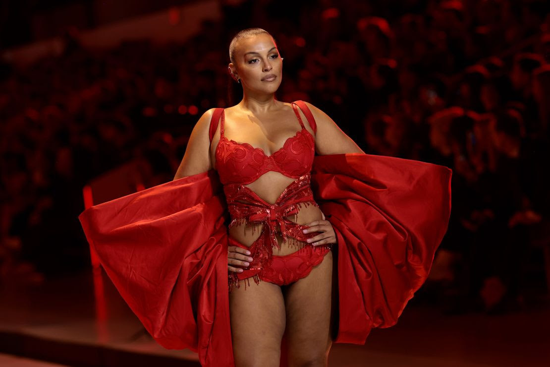 Paloma Elsesser camina por la pasarela del Victoria's Secret Fashion Show 2024.