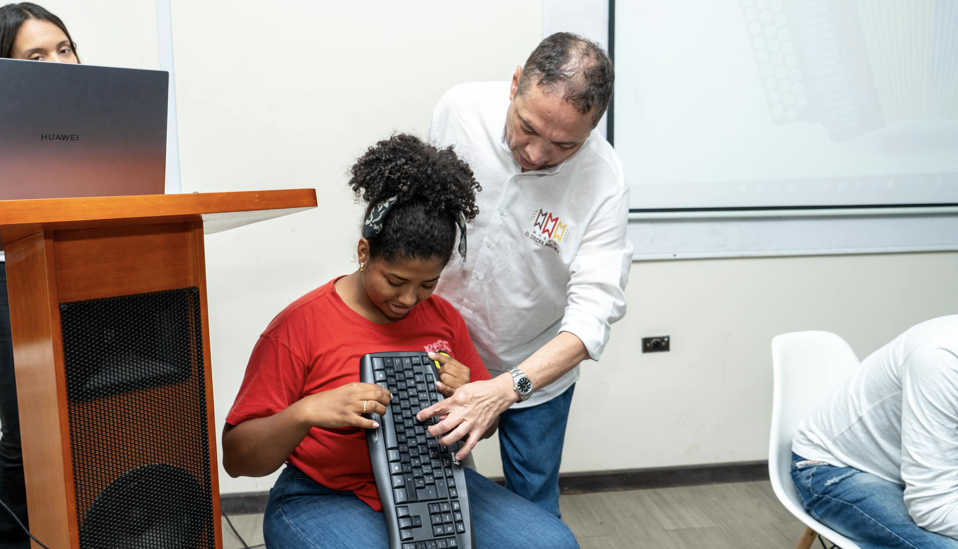 El Cocha Molina enseña a un estudiante del programa de Licenciatura en Música a usar el teclado en modo acordeón