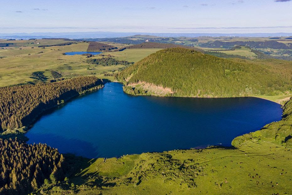 Découverte des lacs de Bourdouze et Montcineyre : une randonnée pédestre à travers les merveilles naturelles du Puy-de-Dôme