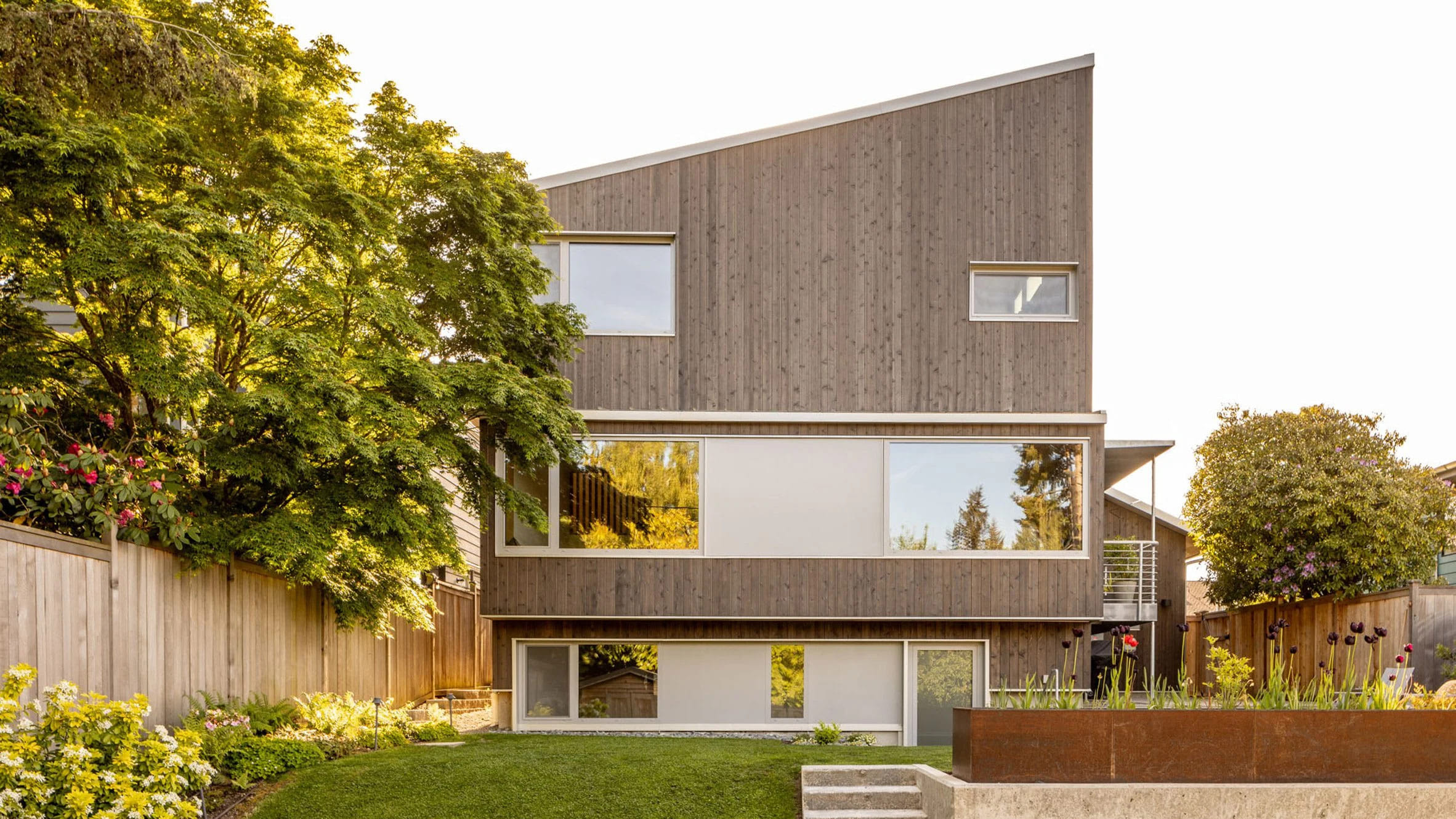La vivienda, situada en Seattle y diseñada por SHED Architecture & Design, evoca los picos alpinos suizos.