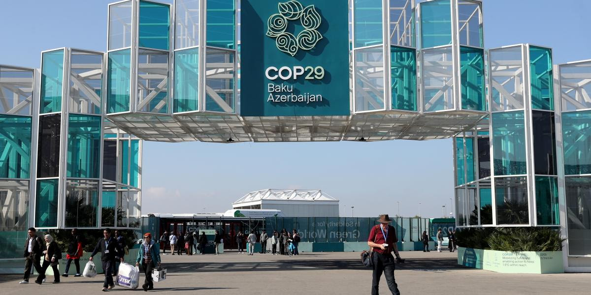 Des participants arrivent pour assister à la Conférence des Nations unies sur le changement climatique COP29 à Bakou, en Azerbaïdjan, le 10 novembre 2024.