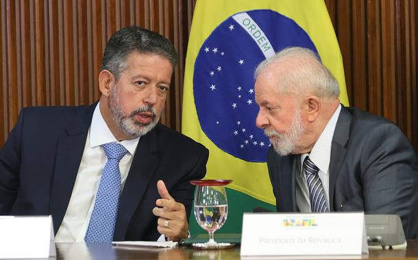 Lula recebe Lira no Alvorada, que ressalta não ter problemas com o presidente