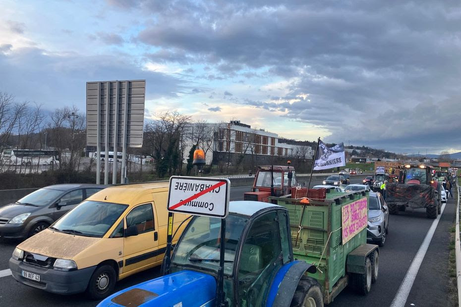 VIDÉOS. 'On nous a pris pour des cons', les agriculteurs du Rhône bloquent les entrées sud de Lyon