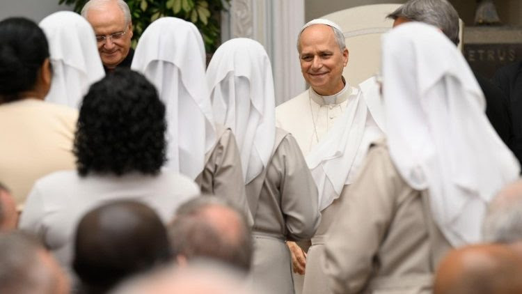 L'udienza del Papa ai partecipanti a vari Capitoli generali nel cortile del Palazzo Apostolico di Castel Gandolfo