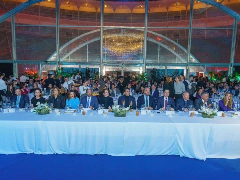 Funcionarios y empresarios asistentes al evento.