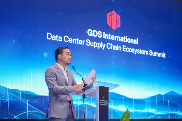 YAB Dato’ Onn Hafiz Bin Ghazi, Chief Minister of Johor, delivers the keynote address at the GDS International Data Center Supply Chain Ecosystem Summit 2024.