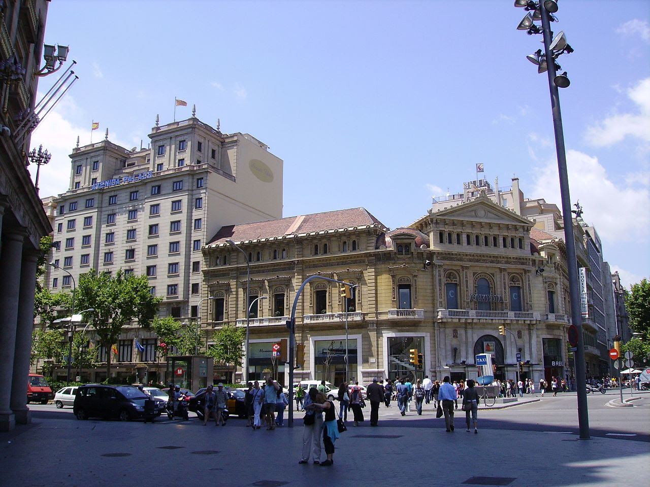 1280px-barcelona_-_passeig_de_gracia-gran_via_-_cinema_comedia_-_hotel_avenida_palace