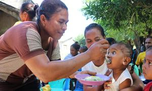 Un grupo de apoyo a las madres de Timor Oriental promueve la importancia de una buena nutrición para todos los niños. 