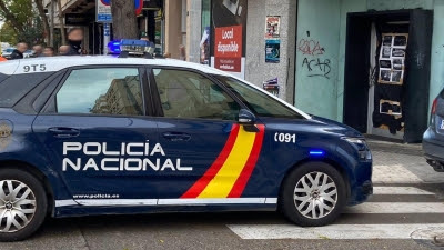 Sucesos.- Un conductor se salta un control policial en Vallecas, embiste a un coche patrulla y logra huir