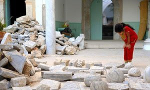 Una niña mira las ruinas del destruido seminario sufí Othman Basha en el centro de Trípoli.