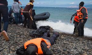 Voluntarios ayudando a los refugiados que llegan a la isla de Lesbos, en la región del Egeo Norte de Grecia. (Foto de archivo)