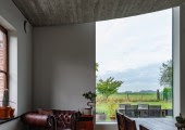 Las grandes ventanas inundan el interior con luz natural y permiten una interacción visual constante con el paisaje.