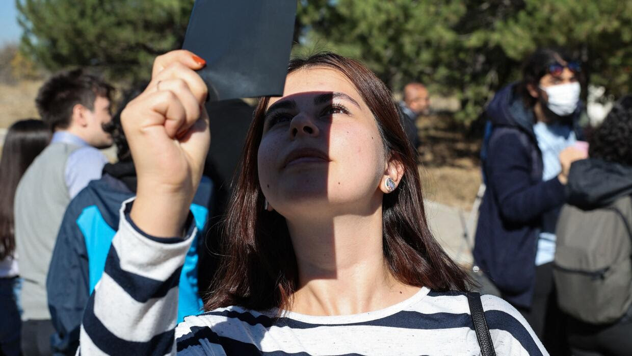 ¿Miraste el eclipse solar total sin lentes y te arden los ojos? Una experta te explica qué debes hacer