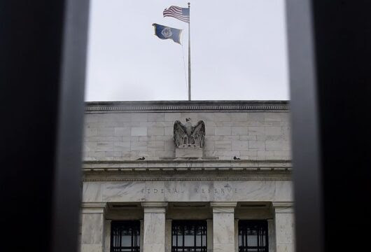 Minutas de la Fed muestran que funcionarios prefieren que futuros recortes de tasas sean graduales