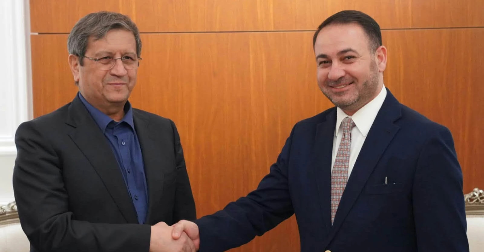Iraqi trade officials discuss economic and banking cooperation with the governor of the Central Bank of Iran.