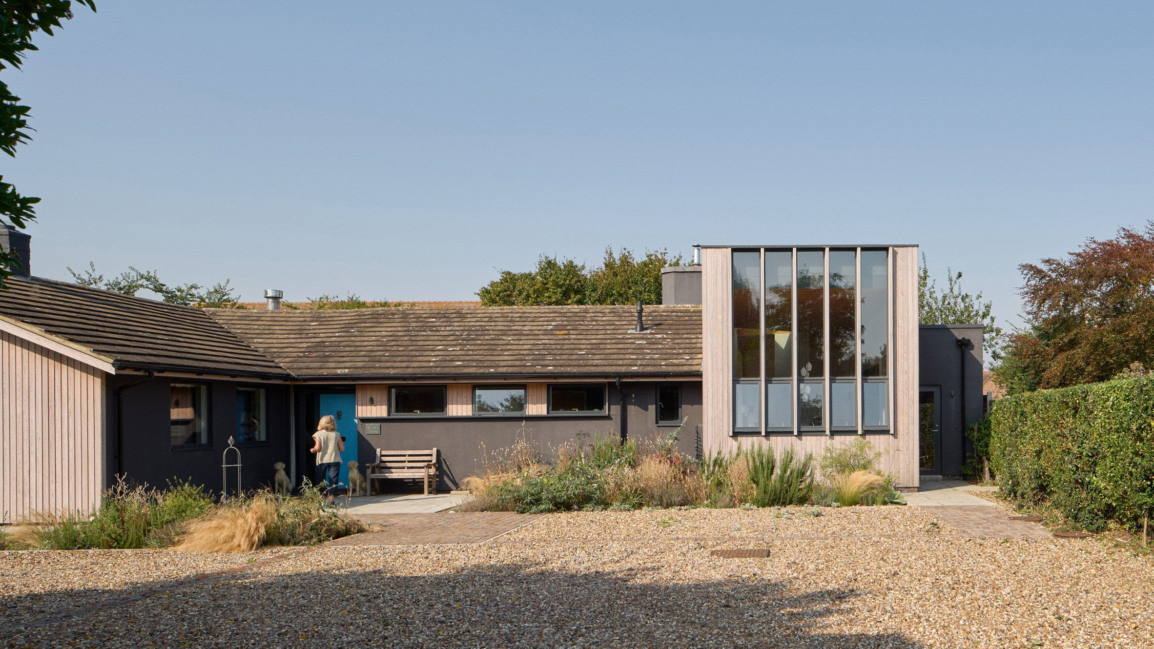 El estudio británico Mole Architects ha transformado y ampliado la Stone’s Throw, llamada así por su cercanía al mar.