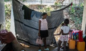 Esta familia desplazada por la violencia vive en una escuela inacabada en Puerto Príncipe, Haití.