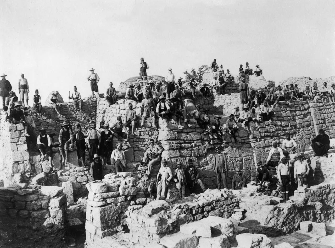 Excavation team in Troy, Canakkale, Türkiye, 1890s. (Photo via Smithsonian Magazine)