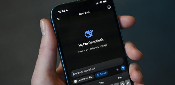 celular-com-o-chatbot-chines-deepseek-1738007285603_v2_615x300 DeepSeek: A Revolução Chinesa na Inteligência Artificial