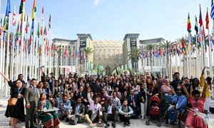 Los Jóvenes Delegados Internacionales sobre el Clima posan para una foto de grupo durante la Conferencia de las Naciones Unidas sobre el Cambio Climático, COP28, en la Expo City de la ciudad de Dubái, en Emiratos Árabes Unidos.