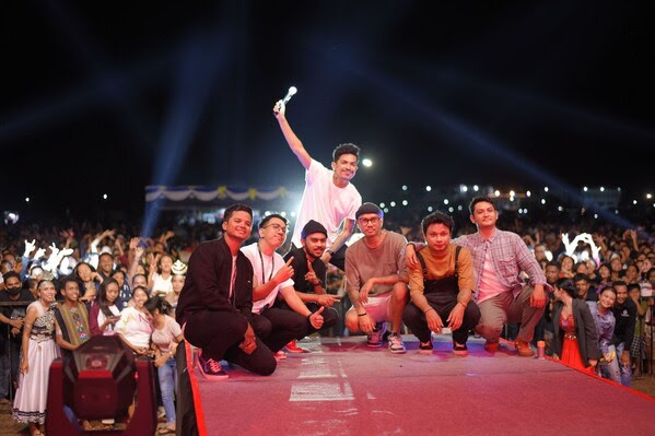 Sesi foto bersama pengisi acara dan penonton pada event Festival Wonderful Indonesia tahun lalu. Sumber Gambar: Kemenpar