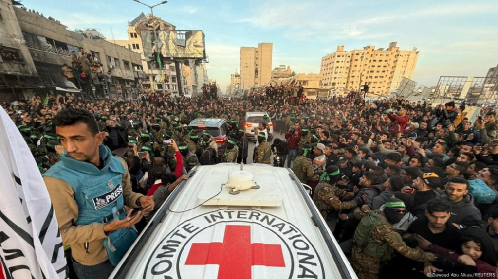 Ciudadanos palestinos y miembros de Hamás se reúnen alrededor de un vehículo de la Cruz Roja antes de la liberación de los rehenes (19.01.2025)