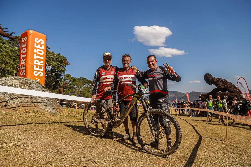 KDra, Maurício e Raul Fernandes, representantes da Fantic Brasil, em Ibitipoca (Mateus Pereira/Fotop)