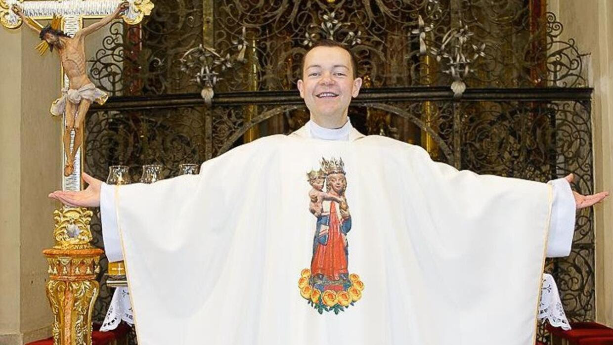 Expulsan a sacerdote ‘influencer’ que denunció abuso sexual: la iglesia dice que no confirmó su caso