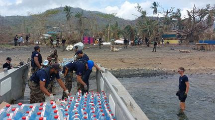 Cyclone Chido à Mayotte : à bord du 'Champlain', navire militaire qui distribue de l'eau aux villages accessibles par la mer