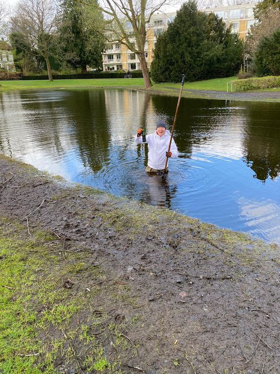 Zelfs de bodem van de vijver is van zwerfafval ontdaan&nbsp;