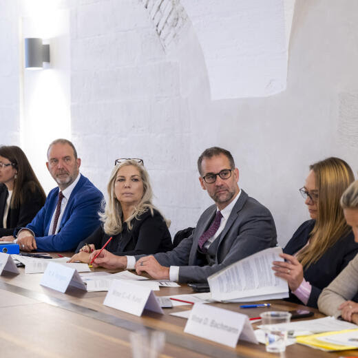 Le Conseil d'Etat genevois in corpore, Pierre Maudet, Anne Hiltpold, Thierry Apotheloz, Nathalie Fontanet, la presidente du Conseil d'Etat genevois, Antonio Hodgers, Carole-Anne Kast, Delphine Bachmann, de gauche a droite, s'expriment, sur la presentation du projet de budget 2025 et la planification financiere quadriennale (PFQ) 2025-2028 et le plan d'intention des investissements (PII) 2025-2034 de l'Etat de Geneve, lors d'une conference de presse du Conseil d'Etat genevois in corpore, ce jeudi 12 septembre 2024 a Geneve. (KEYSTONE/Martial Trezzini)