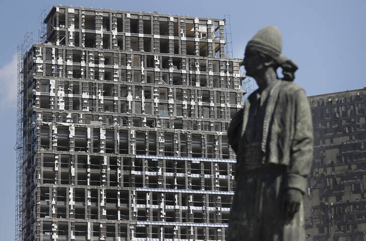 Sur le port de Beyrouth, la statue de l’Emigré a miraculeusement survécu à l’explosion de 2020. | Keystone / AP Photo / Hussein Malla
