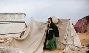 Mujer gazatí en un refugio temporal en Gaza.