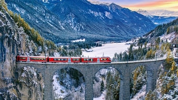 El Bernina Express es uno de los recorridos en tren más espectaculares y reconocidos de los Alpes europeos (Shutterstock)