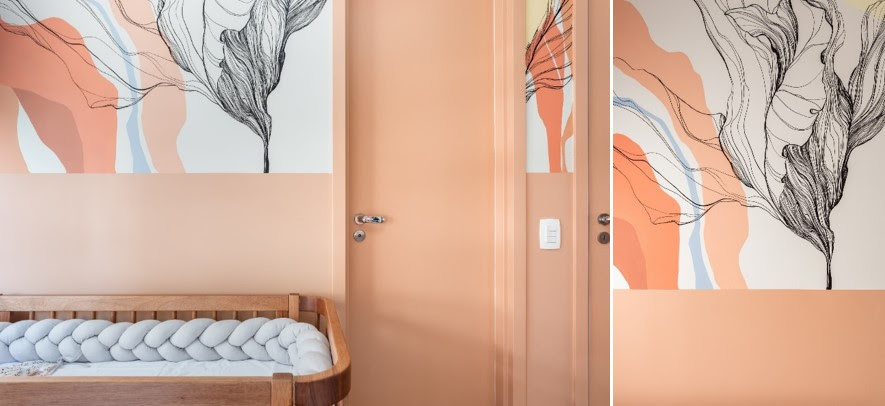 Neste quartinho de bebê, além das pinturas na parede, o rosé foi a cor escolhida para colorir as portas e a parte inferior da parede, inspirando ao aconchego e ludicidade. | Projeto: Studio Tan-gram | FOTO: Estúdio São Paulo
