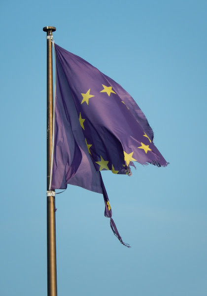 drapeau-europeen-dechire.jpg