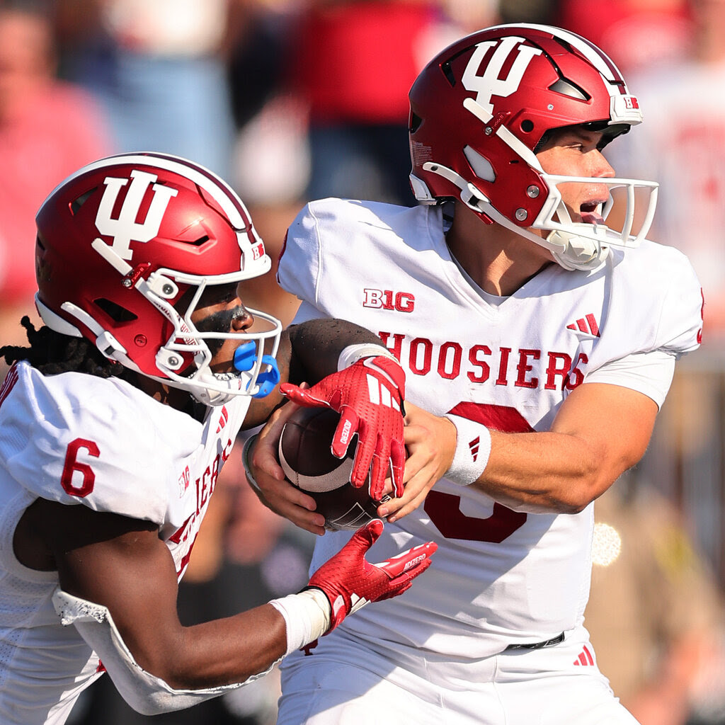 Indiana’s quarterback hands off the football to the running back.