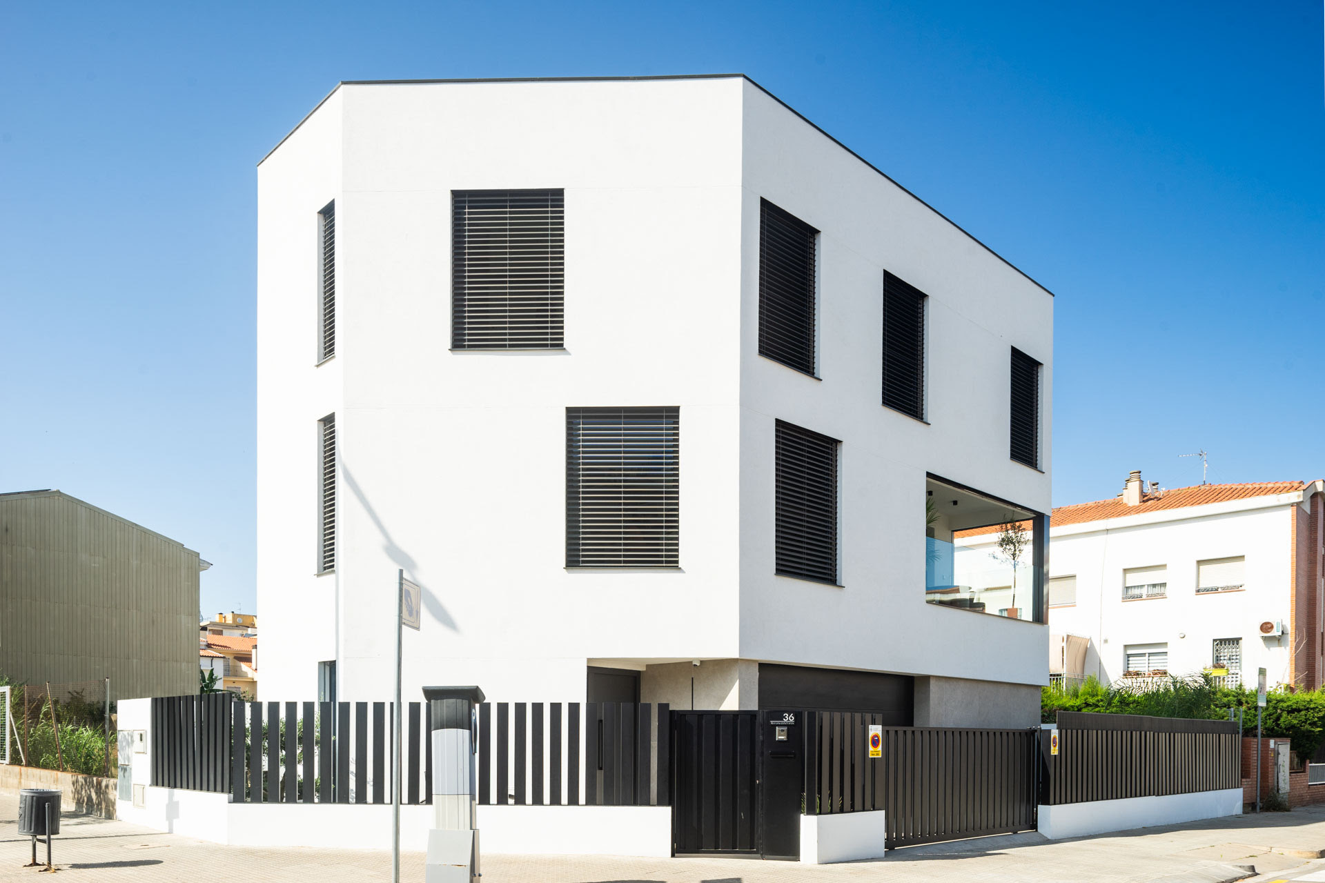 Azorín del Río Arquitectura y Llar Arquitectura diseñan esta vivienda en Pineda de Mar que fusiona diseño, sostenibilidad y tecnología.