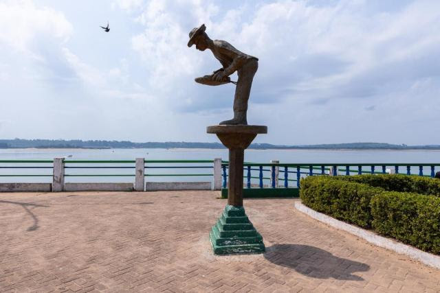 Imagem mostra monumento em homenagem aos garimpeiros na margem do rio Tapajós