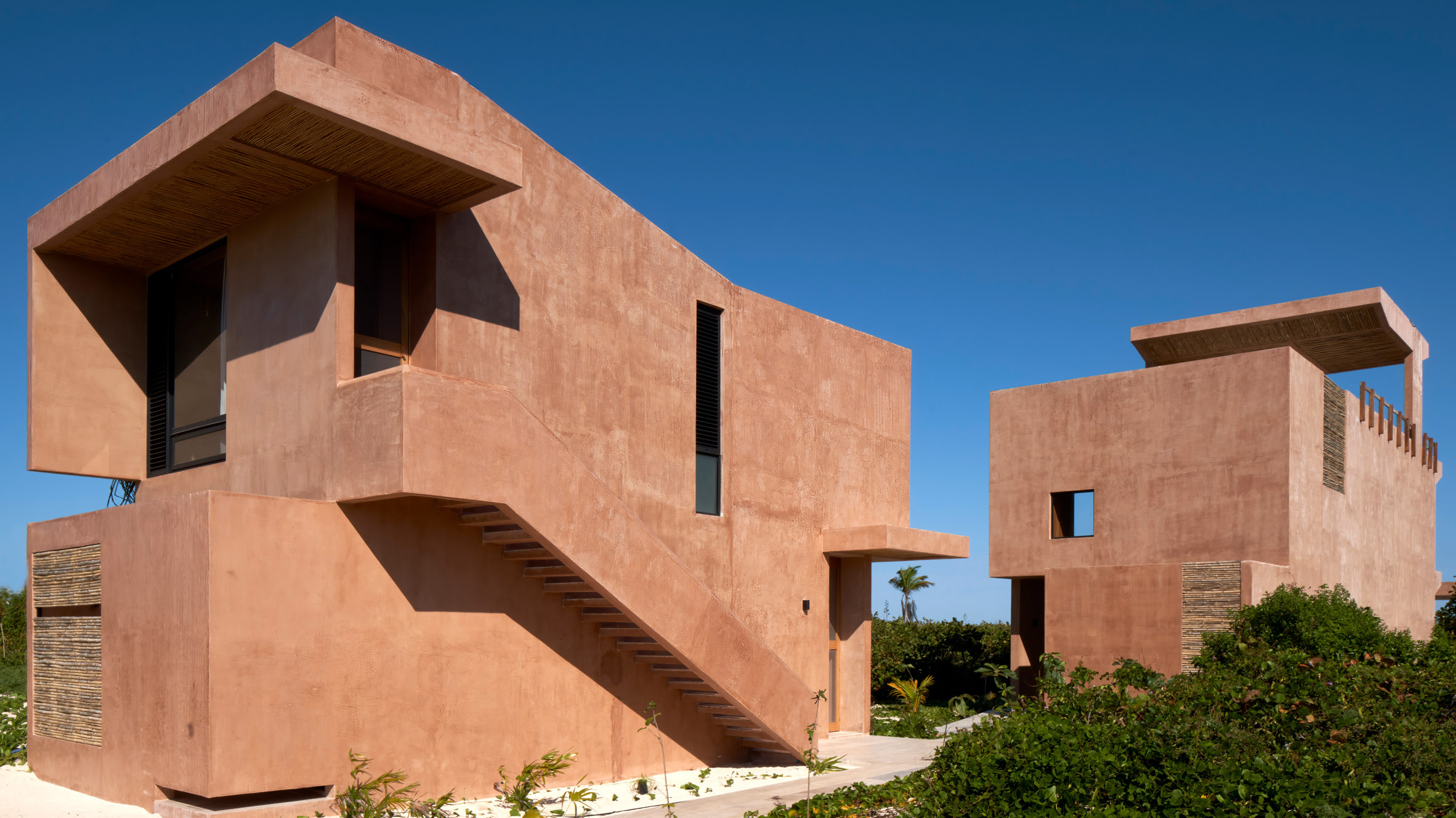 La Casa de Playa San Bruno se ubica a lo largo de un terreno estrecho en Dzemul, Yucatán bajo diseño de Reyes Ríos + Larraín Arquitectos.