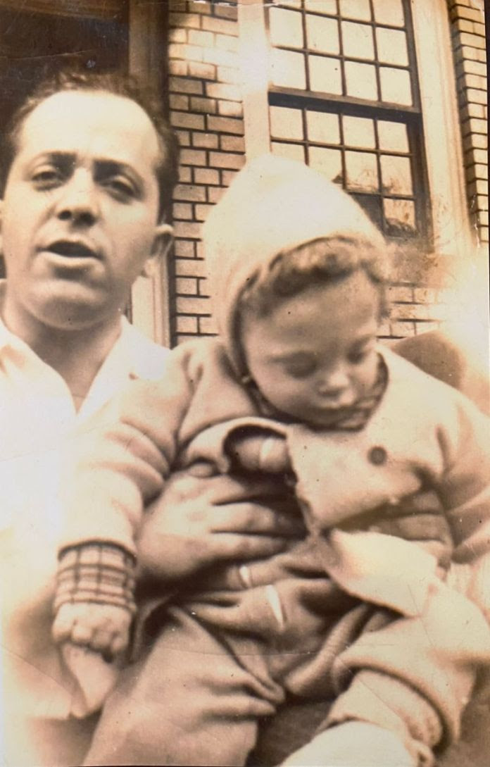 Nathan Baskind avec Philip Baskind, le père de l'auteur, peu avant son départ pour la guerre.