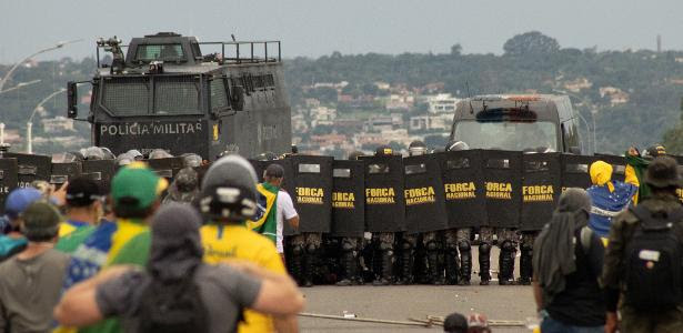 Golpistas confrontaram as forças de segurança na praça dos Três Poderes em Brasília, no dia 8 de janeiro de 2023