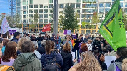 'Mon agresseur m'a dit 'je ne t'ai pas violée donc tout le monde s'en fout'' : à Paris, une manifestation contre les violences sexuelles