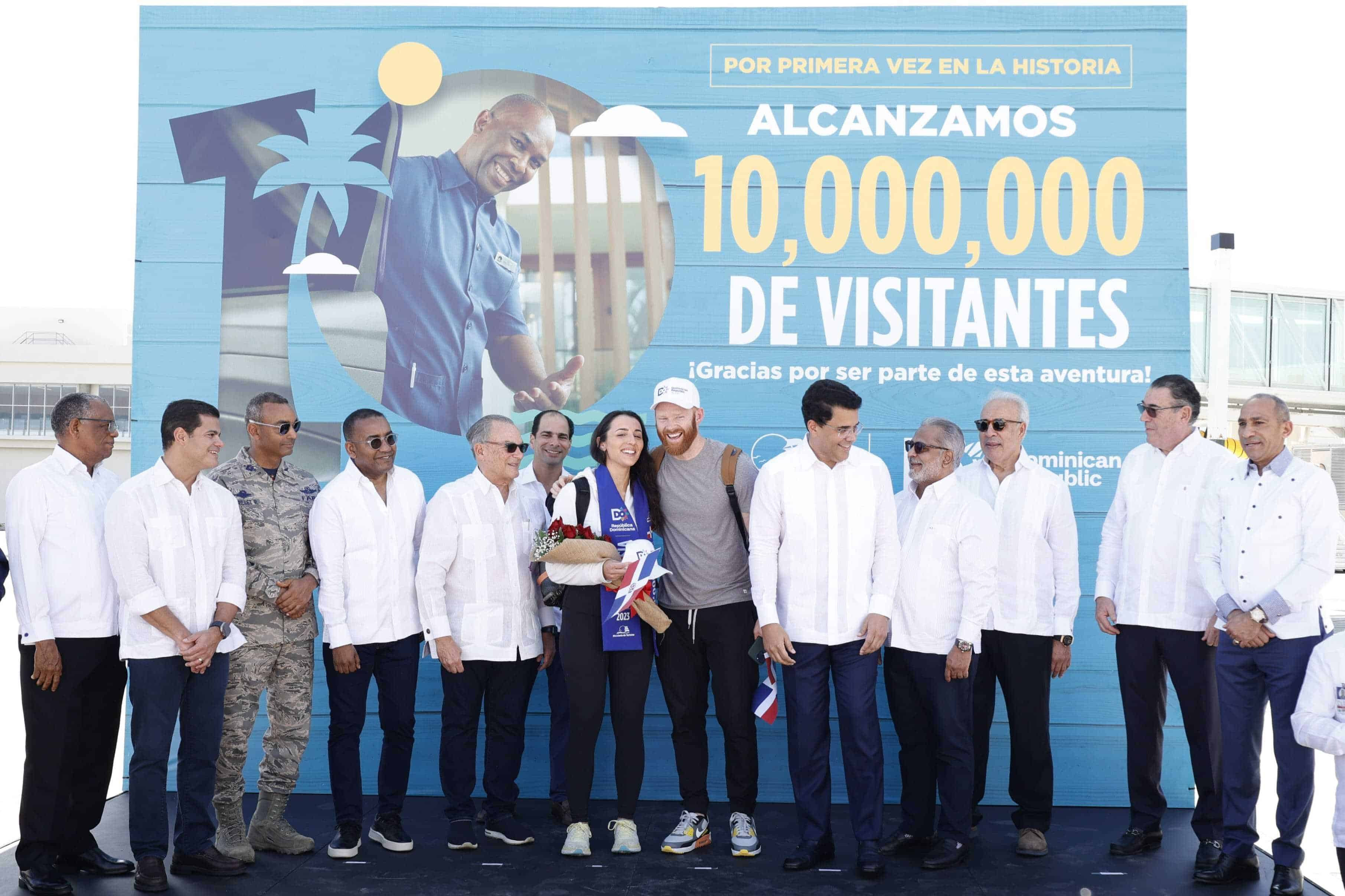 Ariana Guilak junto a su novio posan al centro de una comitiva que los recibió en el Aeropuerto Internacional de Punta Cana, para recibir de manera simbólica al pasajero que completa los 10 millones de turistas.