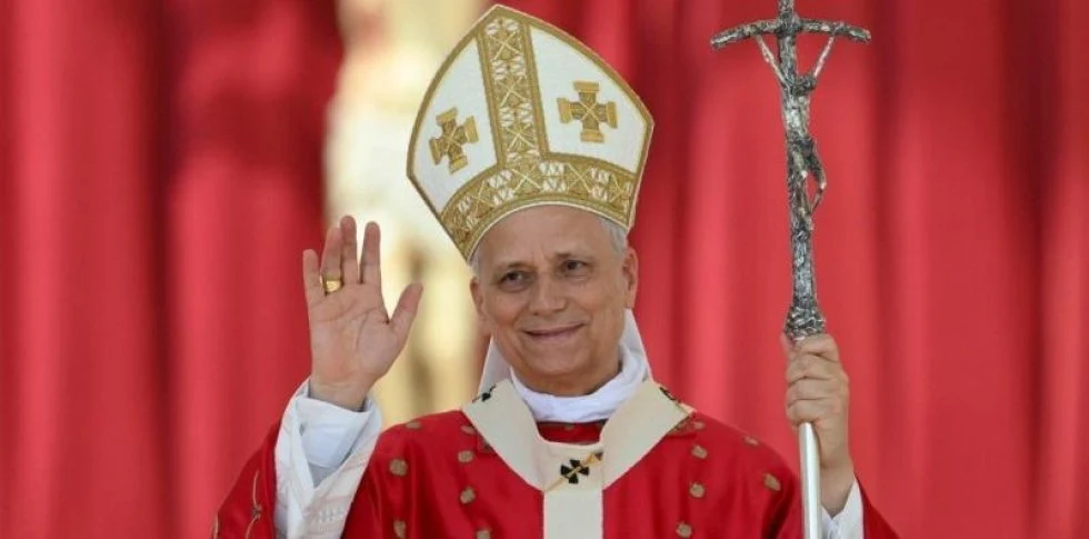 León XIV, con el rojo litúrgico propio de la festividad de Pentecostés.