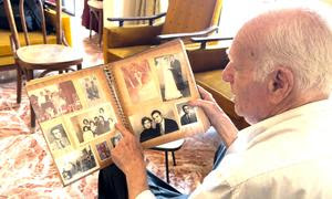 Mahmoud Al-Said repasa algunas de las fotos de su familia reunidas a lo largo de 76 años de refugio en Líbano. 