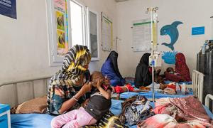 Varias madres atienden a sus hijos con desnutrición en un hospital de Port Sudan.