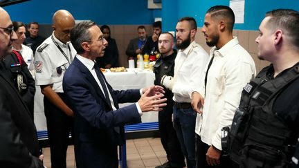 Le nouveau ministre de l'Intérieur, Bruno Retailleau, promet de la fermeté lors de son premier déplacement dans un commissariat de Seine-Saint-Denis