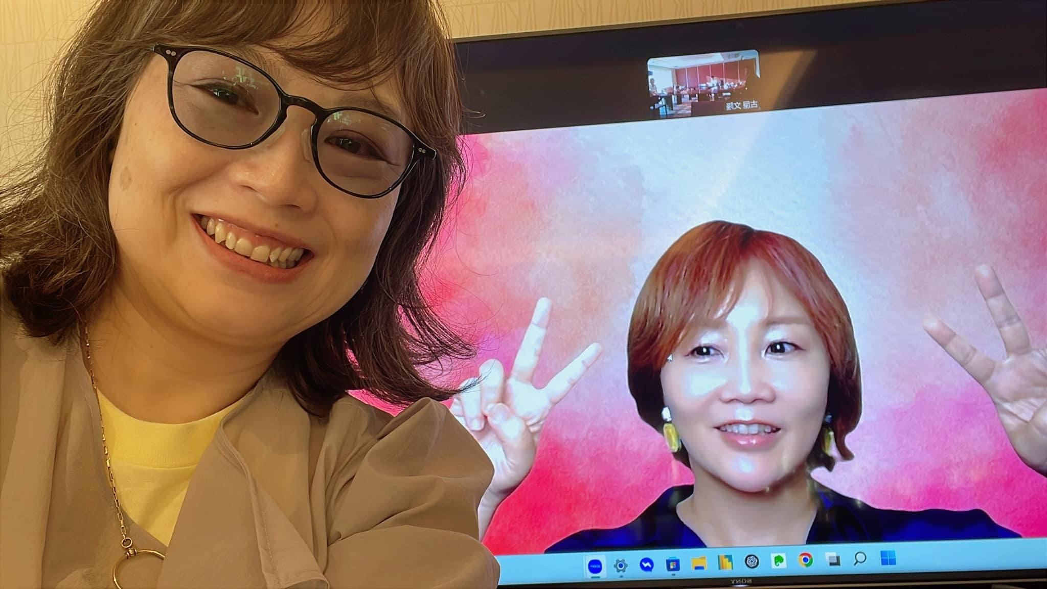 2人、テレビ、ニュースルーム、テキストの画像のようです
