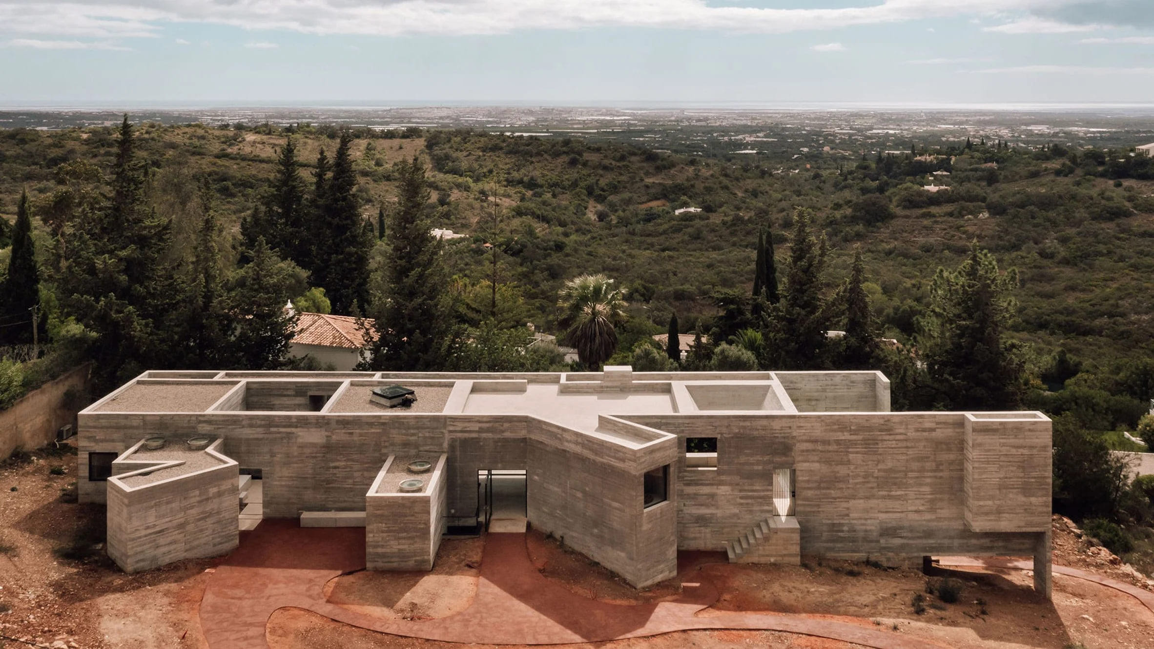 Diseñada por Pedro Domingos Arquitectos, la Frame House se ubica en una colina de Santa Bárbara de Nexe, en el Algarve portugués.